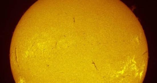 这是太阳的氢-α滤镜图像，多次连续拍摄的图像合成了这张效果图，纪录下了天宫一号/神舟十号飞船组合体通过日面的全过程