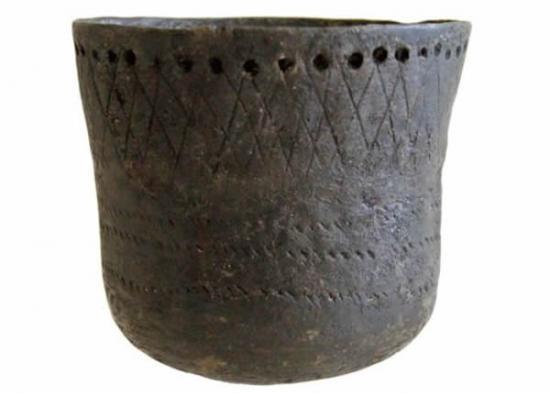 复原的日本鸟浜的早期陶器，它可以上溯到晚更新世末期，已有1.2万年历史。化学分析显示，晚冰期这种容器被用来加工鱼类食品