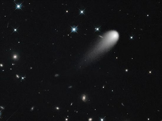 与海尔-波普彗星相比，ISON彗星与太阳的距离更近，是前者的100倍左右，而海尔-波普彗星是上个世纪出现的肉眼可见彗星，达到了创纪录的18个月，并在1997年达