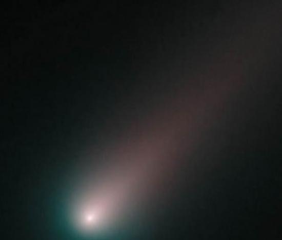 彗星是宇宙中冰冷的天体，有一个非常明显的“尾巴”，有些彗星会窜入太阳后烧毁消失，有些彗星则有幸绕日后继续向太阳系外侧运行，当抵达近日点时，彗星表面的温度会继续升