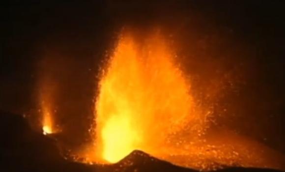 福戈火山持续爆发，不断流出炽热熔岩。