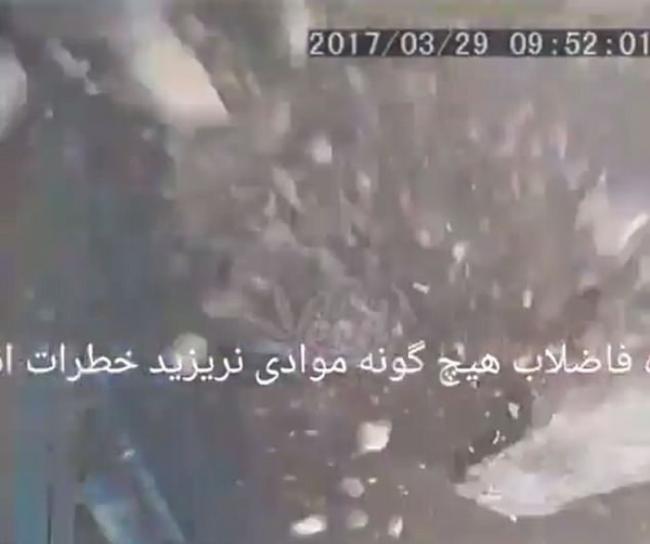 伊朗男子把烟蒂丢入水沟内引发爆炸 整个人被炸飞