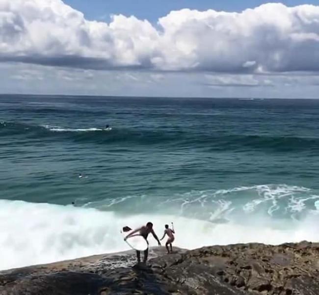 澳洲男子不畏巨浪来势汹汹 岸边亡命自拍