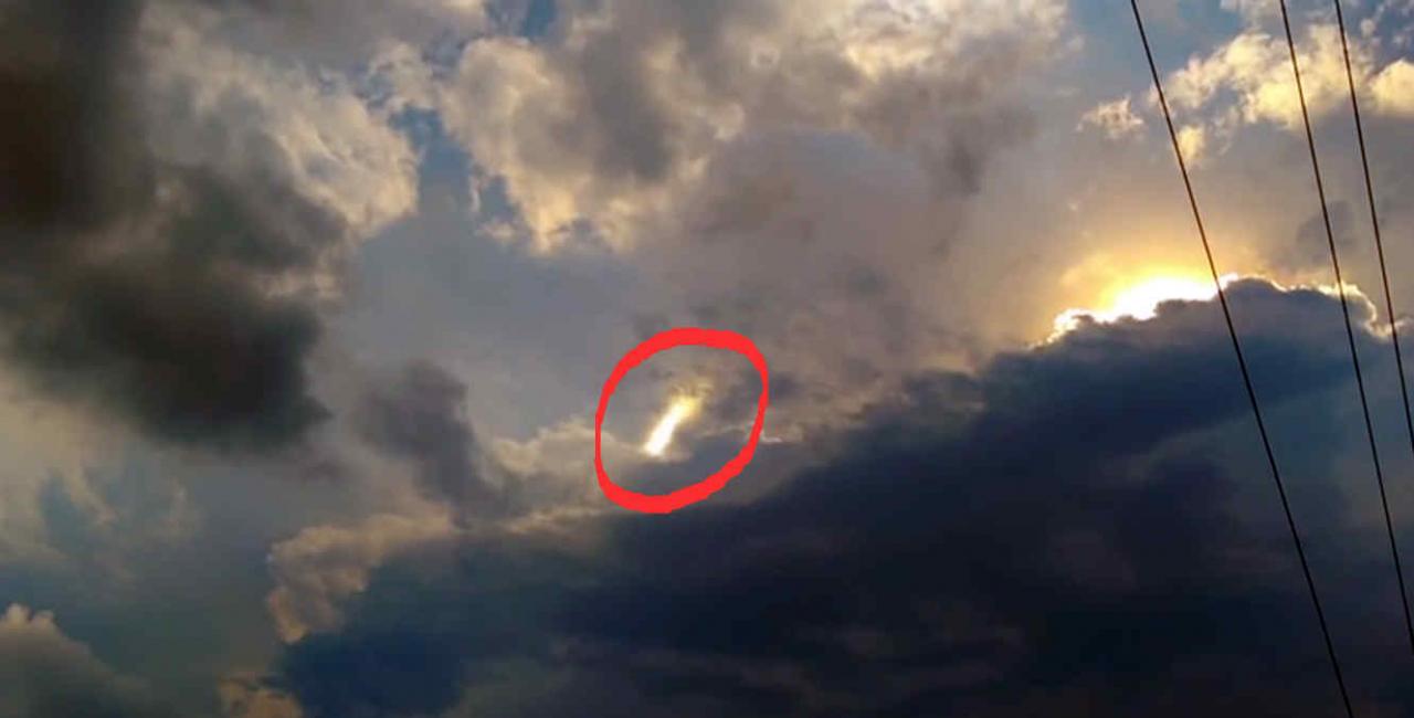 神秘光柱在云端摆动 美国印第安纳州再掀UFO谜团
