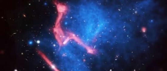 天文学家观测到50亿光年外星系团(MACS J0717+3745)大碰撞