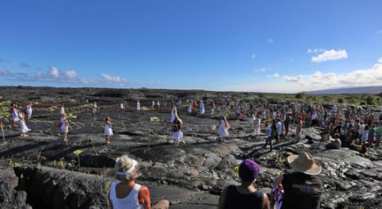在UFO降落场建成后，当地还举行了落成典礼，落成典礼依次为夏威夷传统祷告、夏威夷的祖先祭祀仪式、民众敬献石头或水晶以及匾额的揭幕仪式。