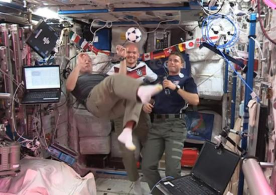 巴西世界杯：国际空间站宇航员在太空展示自己精湛的足球技巧