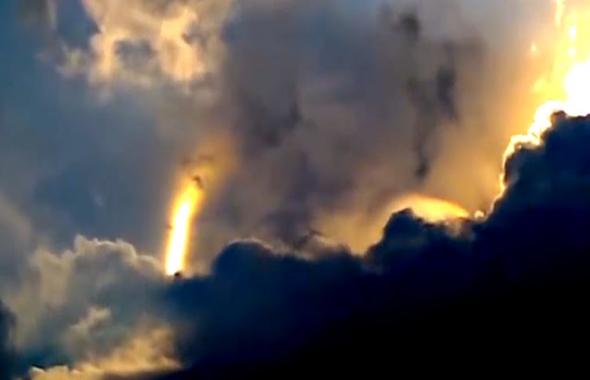 神秘光柱在云端摆动 美国印第安纳州再掀UFO谜团