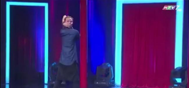 柬埔寨NTV 7电视台版《中国达人秀》：男子用手扭头180度后又回正