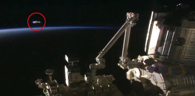 观看美国宇航局的国际空间站直播时发现不明发光飞行物