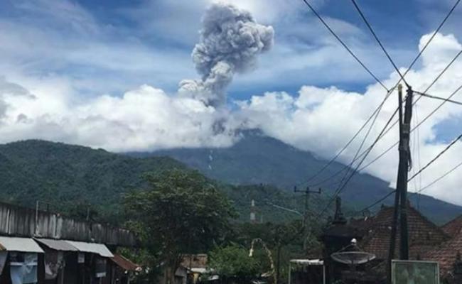 印尼巴厘岛阿贡火山再有小规模爆发 高达2500米火山灰