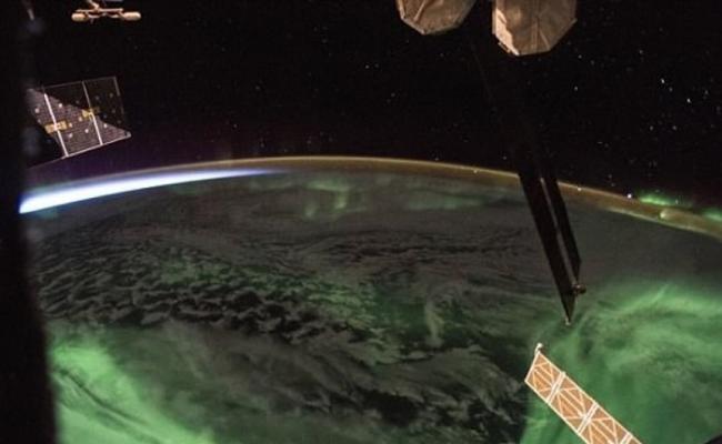 NASA宇航员上载照片分享国际空间站日出前极光美景