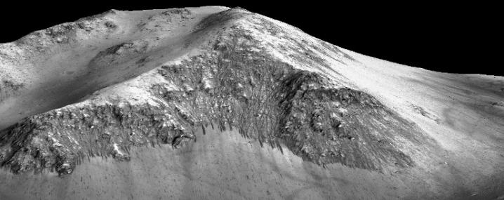专家认为火星的条纹，是由盐水造成。