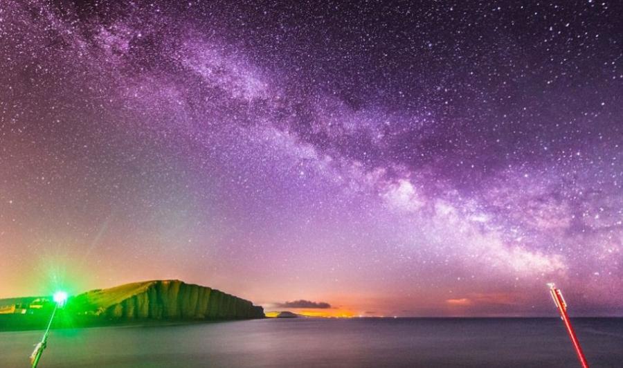 银河系的直径达到12万光年，拥有2000多亿颗恒星。在晴朗的夜晚，你从地球上任何一个点所能看到的恒星大约在2500颗左右。这幅照片由一名摄影爱好者在英国多塞特拍