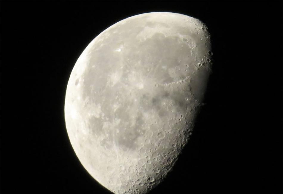 月球上大部分的冰分别存在于距离月球南北两极各5.5度的两片区域内