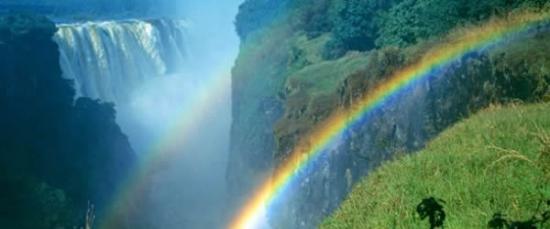 美国荒地国家公园惊现”一道闪电同时穿透两道彩虹”