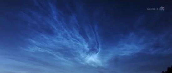 艾桑彗星带来的彗尘雨，可能会引起所谓的夜光云。