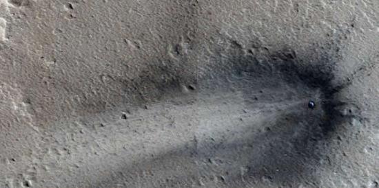 科学家们是在火星勘测轨道器(MRO)拍摄的图像中注意到这一最新的撞击事件的，研究人员相信此次撞击事件发生的时间是在2012年2月至2014年6月之间