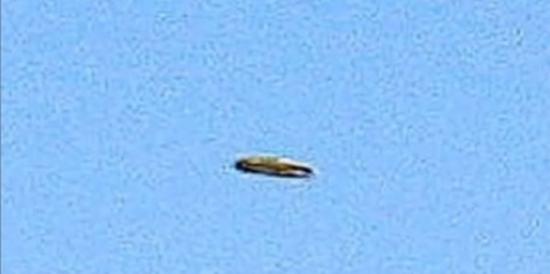 美国著名鬼屋“埃奇摩尔谷仓”上空拍摄到UFO