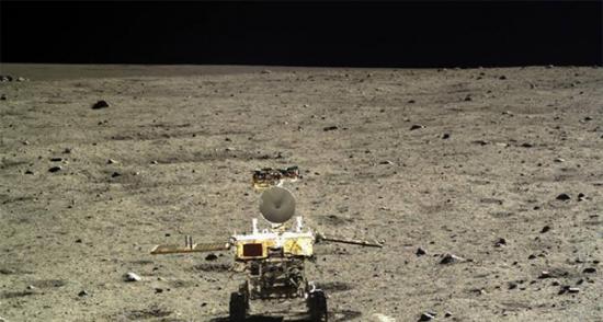 2013年12月14日，中国“玉兔”六轮月球车登陆月球表面。预计将进行至少三个月的科学勘测活动。