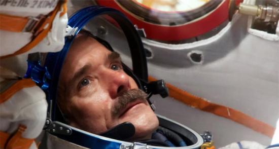 克里斯-菲尔德是国际空间站首位加拿大籍指挥官，《探索频道》评选他为“2013年度风云人物”。