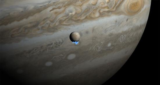 哈勃望远镜探测到木卫二表面存在羽状水蒸汽，可能该卫星表面冰层覆盖着液态海洋，海洋受到木星潮汐作用力加热保持液态。
