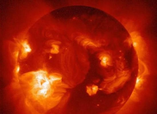 太阳耀斑释放出来的巨大能量迅速冲向地球，对通讯造成干扰