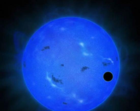 艺术家用蓝光展现了GJ 1214 b的行星凌日。篮球代表主恒星GJ 1214，它前方右侧的黑球是GJ 1214 b。