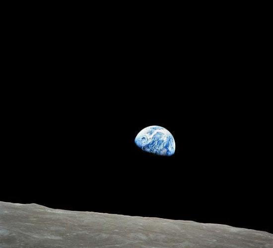 阿波罗8号飞船宇航员比尔•安德森拍摄到的“地出”
