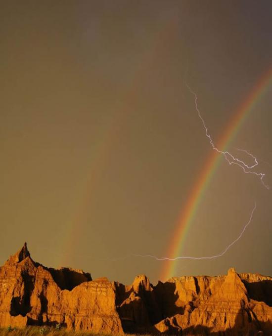 美国荒地国家公园惊现”一道闪电同时穿透两道彩虹”