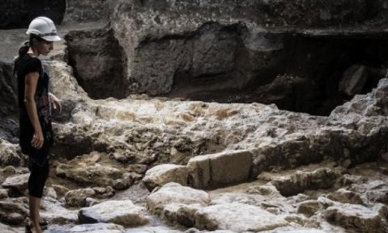 考古学家在宫殿的地底发现古民居遗迹