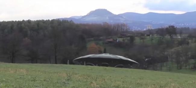 惊见UFO停在大草原上 两名外星人在草地上对话