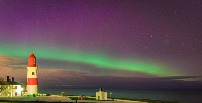 英国摄影师Dean Matthews在新特兰南希尔兹灯塔拍得炫目北极光“星空下的彩虹”