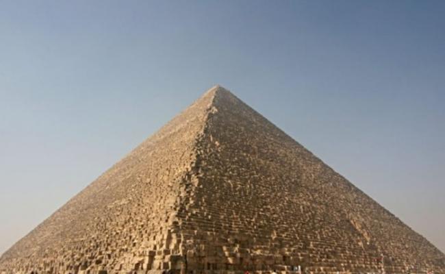 图为在埃及开罗的吉萨金字塔群。（资料图片）