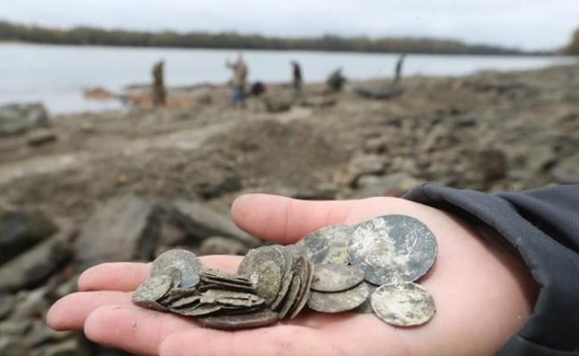 考古人员发现多枚硬币。