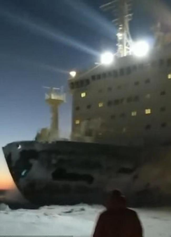 场面震撼：巨型俄罗斯核动力破冰船与探险家擦身而过
