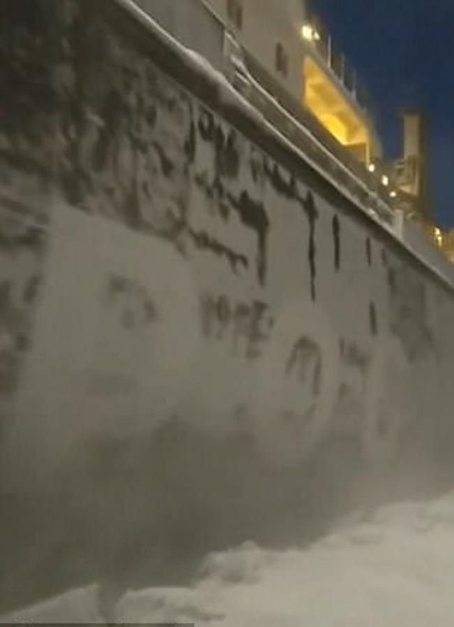 场面震撼：巨型俄罗斯核动力破冰船与探险家擦身而过