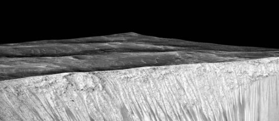 NASA称火星表面有水流淌