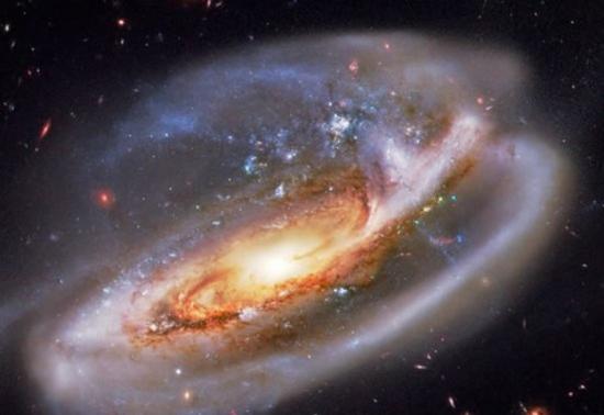 科学家通过ALMA阵列发现了位于鲸鱼座方向上的15个亮度极暗星系，传统的可见光与红外波段观测技术可能无法观测到它们