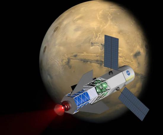 艺术示意图：核聚变能火箭驱动的火星载人飞船。在这张图像中，宇航员们将乘坐在飞船最前端的舱室里。两侧太阳能帆板收集的能量将用于提供触发核聚变的初始能量