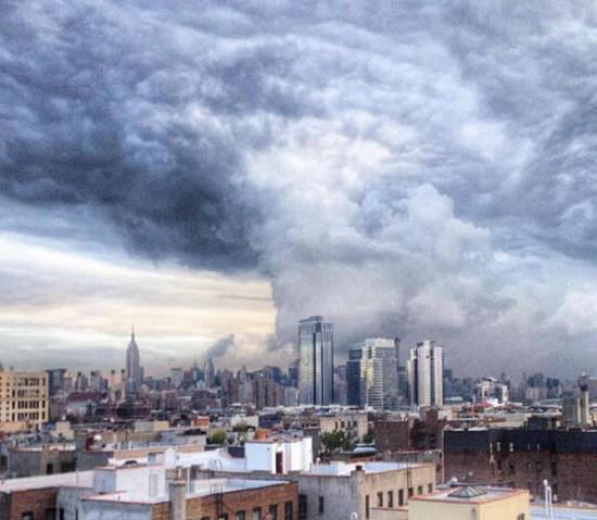 美国纽约天空出现了十分罕见的云层奇观