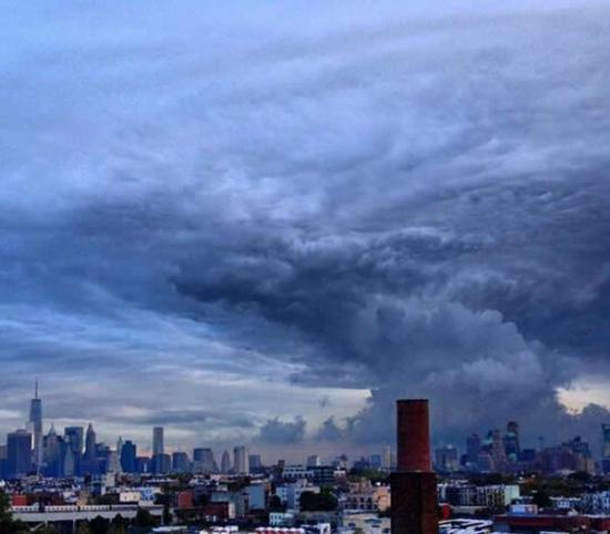 美国纽约天空出现了十分罕见的云层奇观