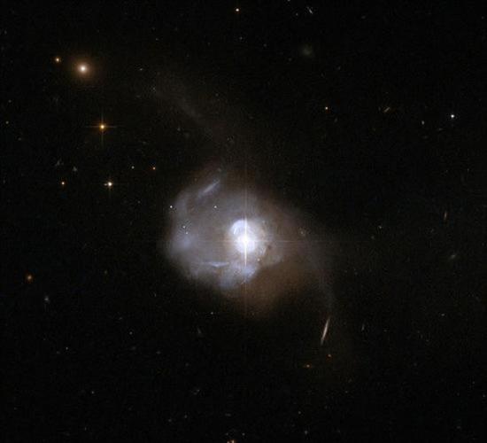 这两个中央黑洞是在Markarian 231星系发现的，这项发现也表明双黑洞系统可能比人们原先预想的要普遍。Markarian 231星系距离地球5.81亿光年
