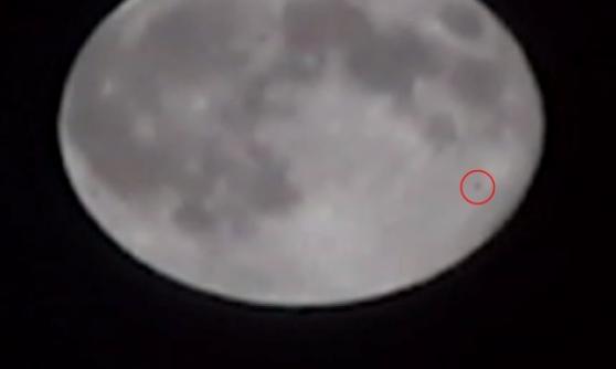 网民拍摄“超级月亮”时，意外拍到UFO在月前掠过。