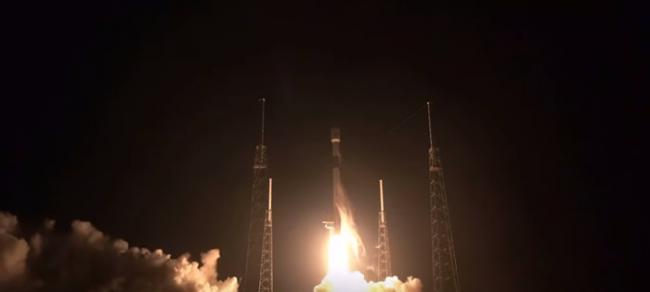 “星链”太空网络计划！美国太空探索科技公司SpaceX发射猎鹰9号火箭将60颗卫星送上太空