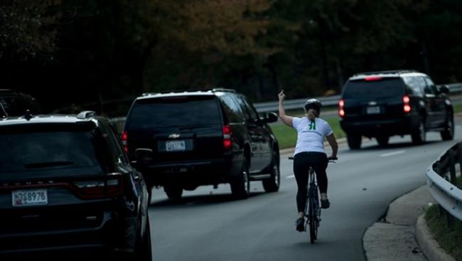 美国骑车女子对路过的特朗普总统车队竖中指被炒鱿鱼