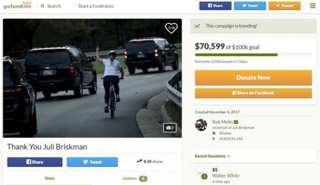美国骑车女子对路过的特朗普车队竖中指被炒鱿鱼，网友帮她发起募款活动。