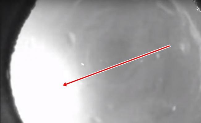 卫星图片显示，亚拉巴马州的上空被火流星照亮（箭头示）。