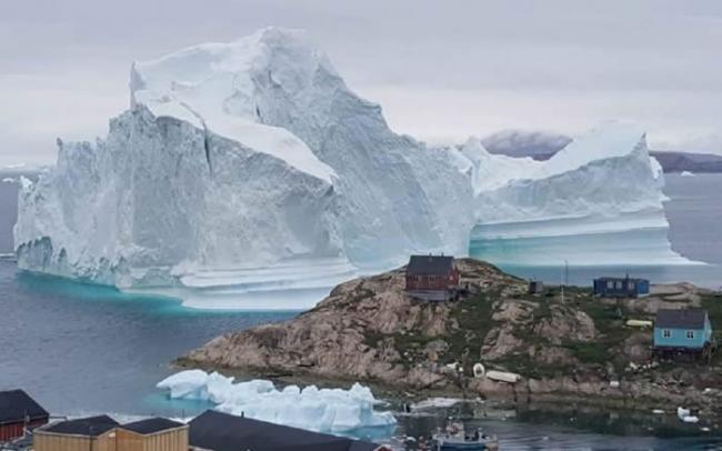 格陵兰西北部伊纳苏特岛村落海岸突然出现巨大冰山