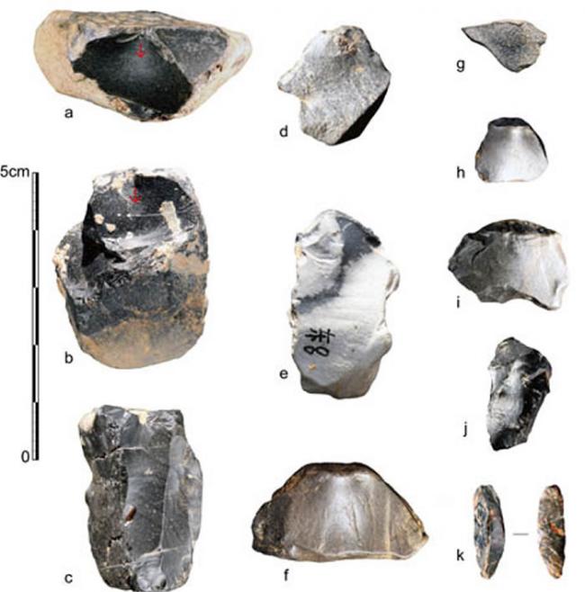 龙骨洞遗址发掘出土的石核和石片（李浩供图）